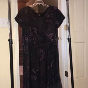 Lined, shortsleeved dress with purple details